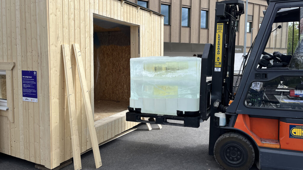 Isblock lastas in i hus.
