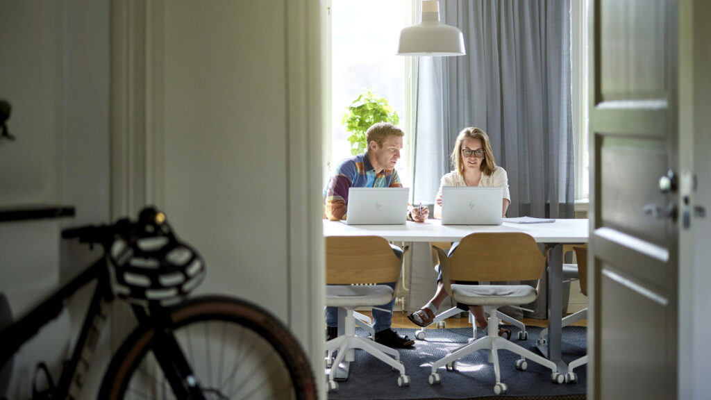 Två personer sitter och tittar på varsin dator.