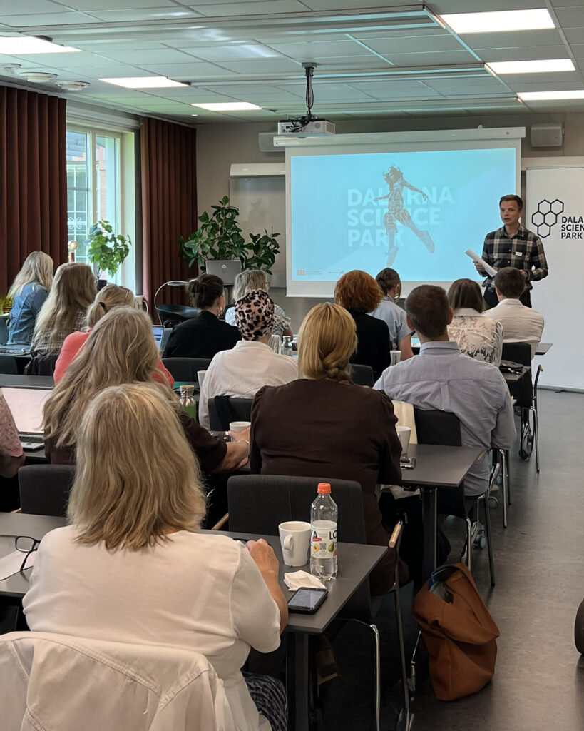 David Levrén berättar om workshopsen framför deltagarna.