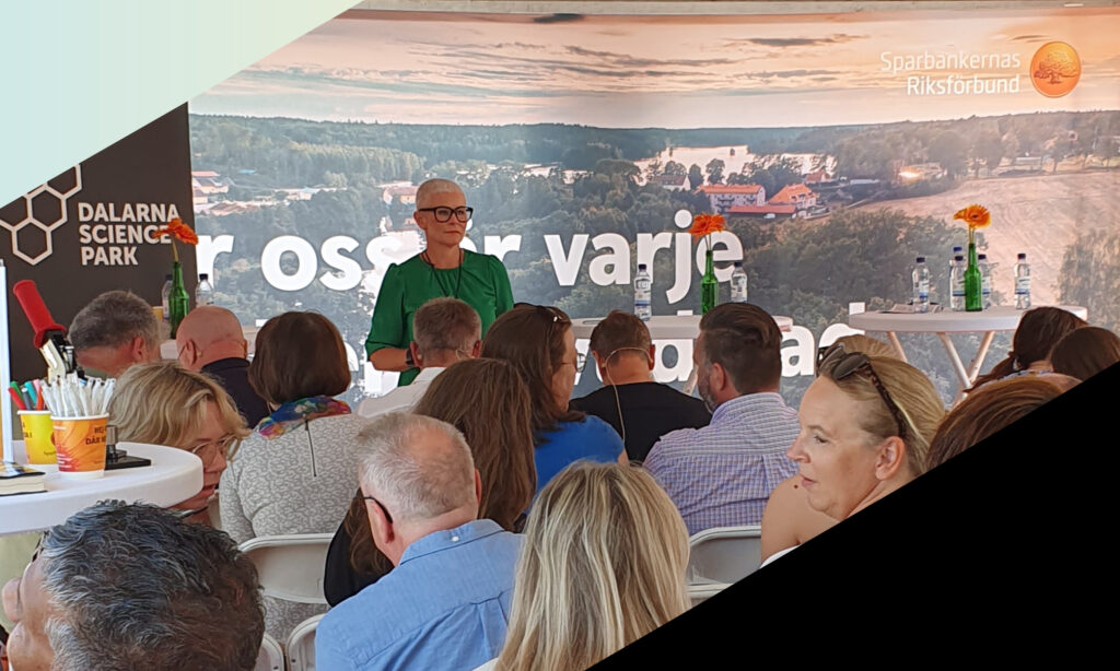 Angelica Ekholm framför människor i Almedalen.