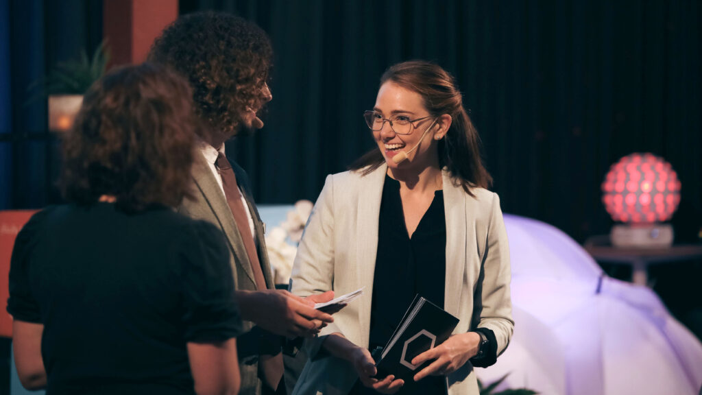Felicia Dakkour på Dalarna Science Park på scenen på Dalarna Startup Arena