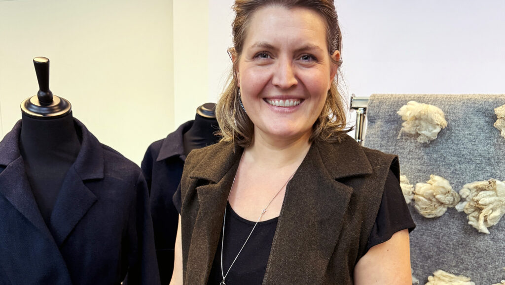 Lina Sofia Lundin framför den nya svenska ullstandarden