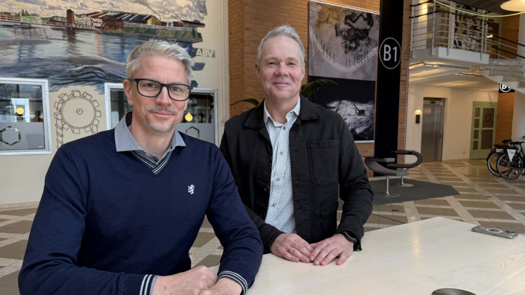 Två personer vid ett bord.