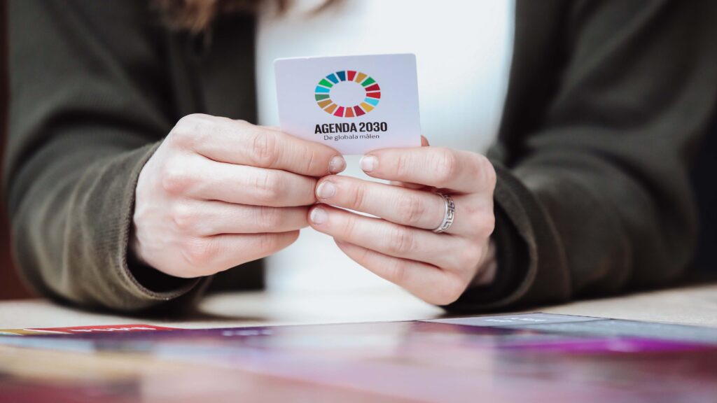 Kvinna håller ett kort om hållbarhet.