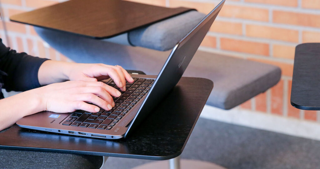 person jobbar vid laptop.