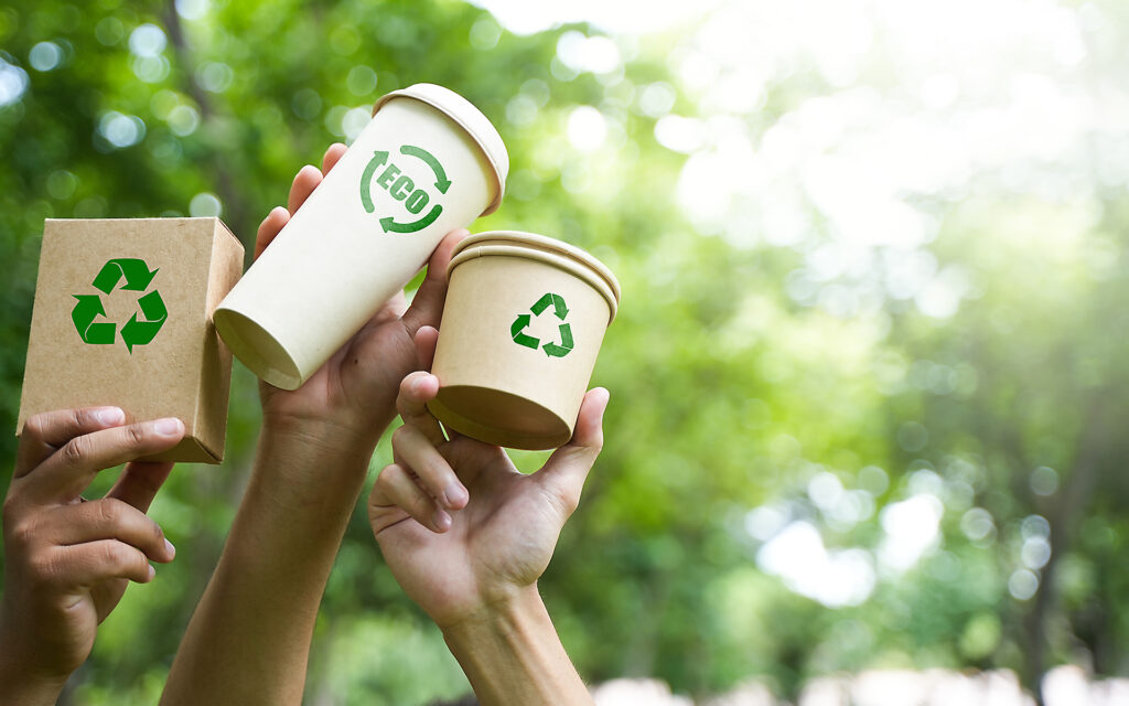 Tre händer håller upp varsin förpackning.