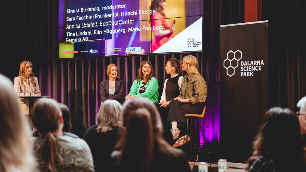 Fem kvinnor på scenen under Woman in Tech Dalarna 2026