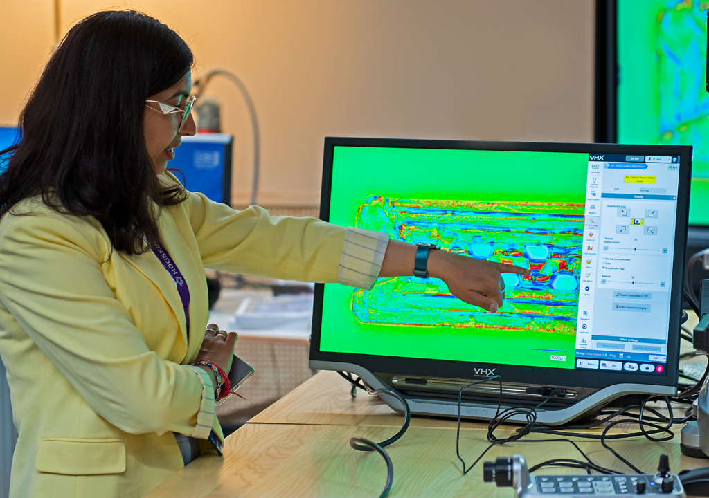 Kvinna i gul kavaj testar analysinstrument för materialutveckling på Högskolan Dalarna